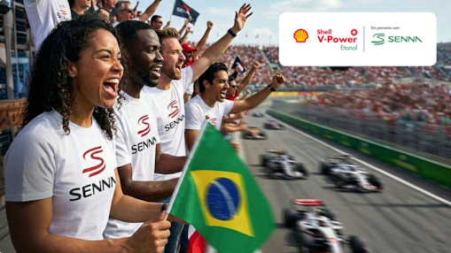 Pessoas na arquibancada de autódromo usando camiseta oficial Senna