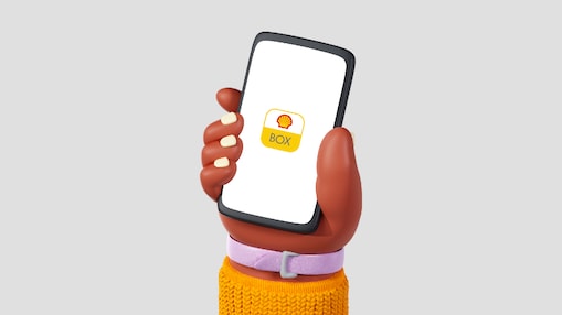 Mão segurando um celular com o logo do aplicativo Shell Box