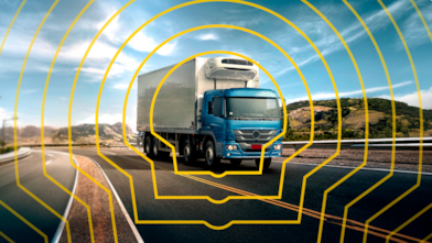 Caminhão andando na estrada