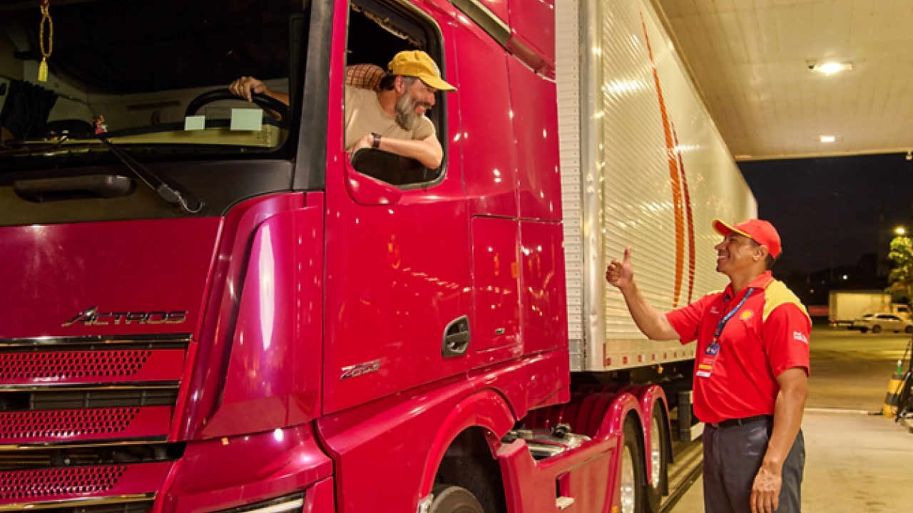 Frentista de posto Shell abastecendo pick-up de motorista