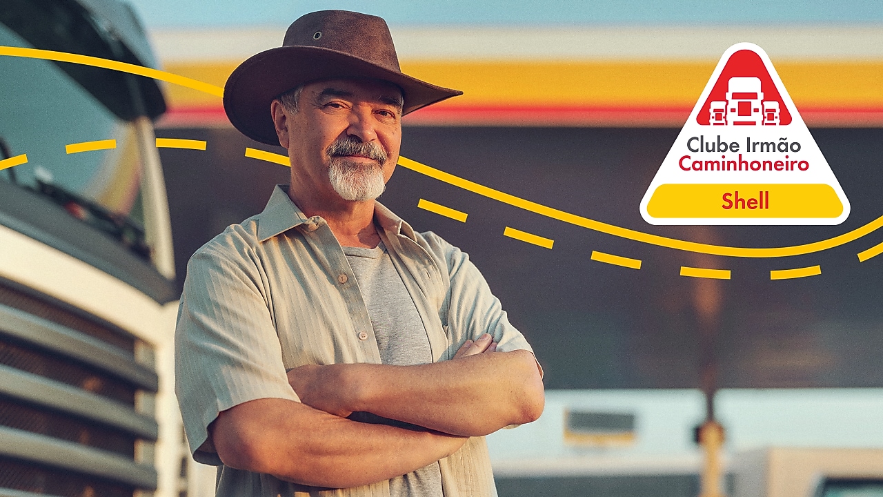 Homem de frente com estrada e caminhão ao fundo e logo do Clube aplicada sobre imagem