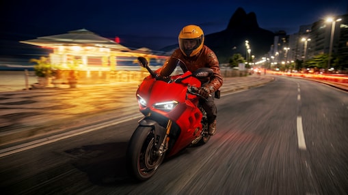 Motociclista pilotando moto em orla no Rio de Janeiro