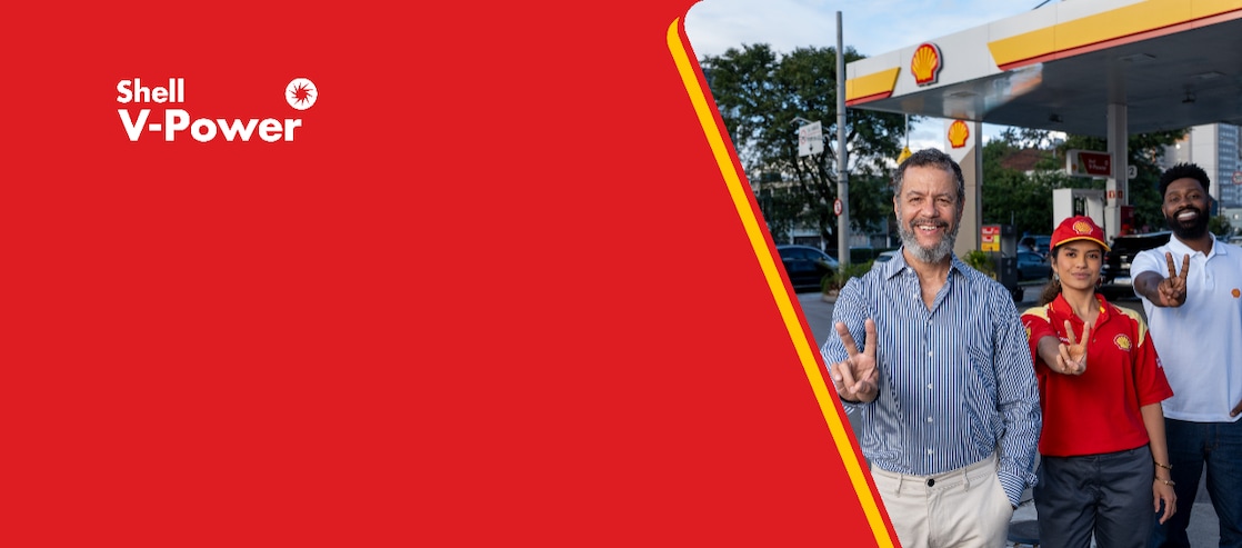 Logo de Shell V-Power aplicado sobre fundo vermelho, à esquerda, e foto de pessoas em frente a um posto Shell à direita.