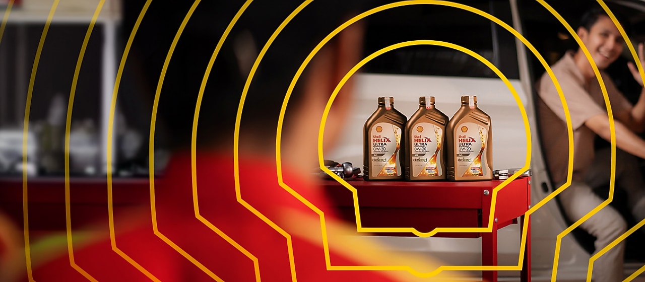 Carro estacionado próximo à área para troca de lubrificante em posto Shell