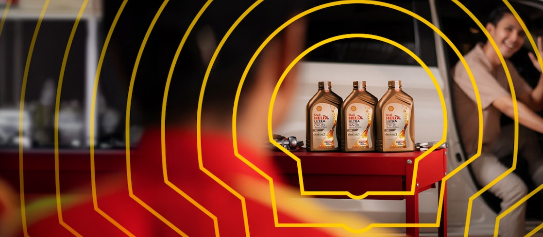 Carro estacionado próximo à área para troca de lubrificante em posto Shell