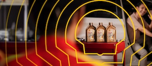 Carro estacionado próximo à área para troca de lubrificante em posto Shell