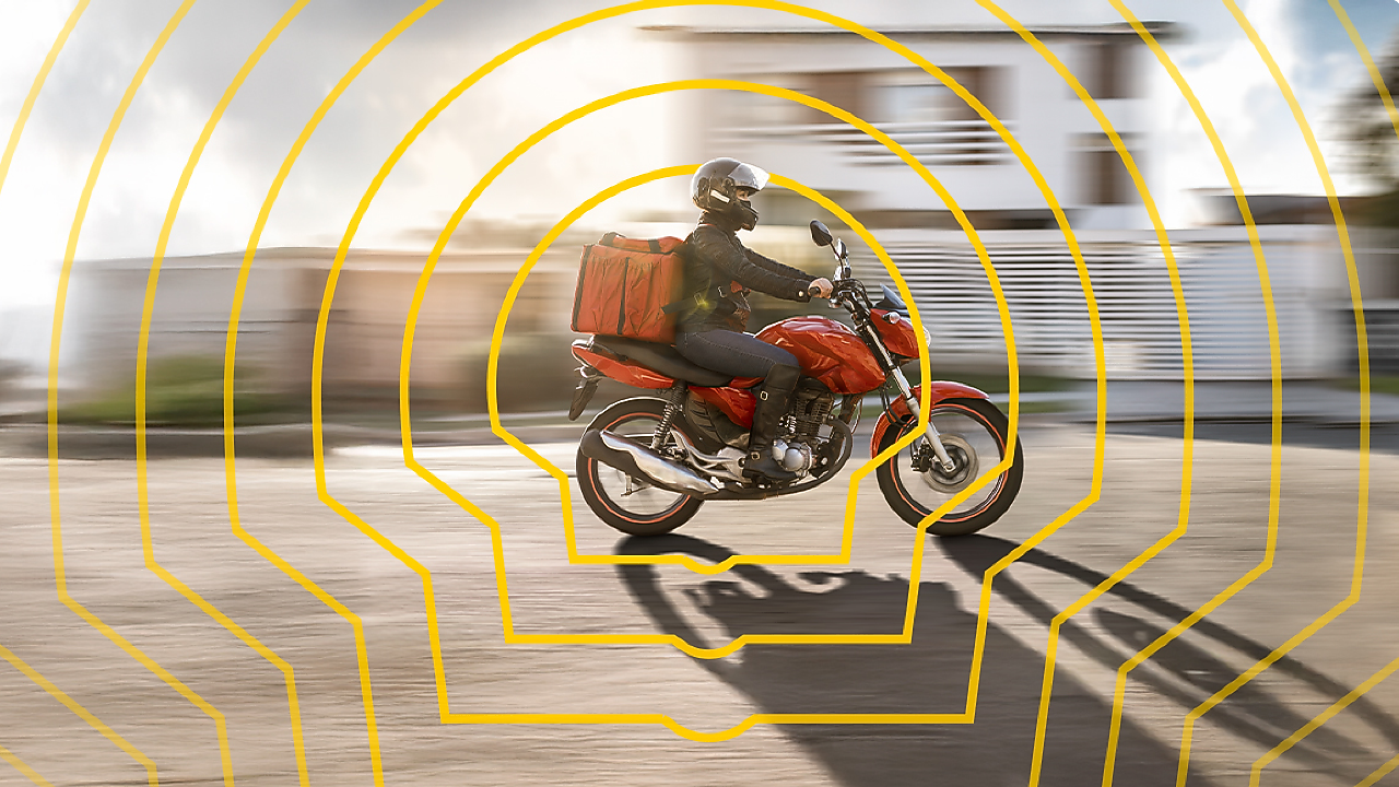 Caminhão andando na estrada