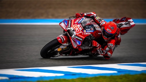 Motocicleta da equipe Ducati na pista