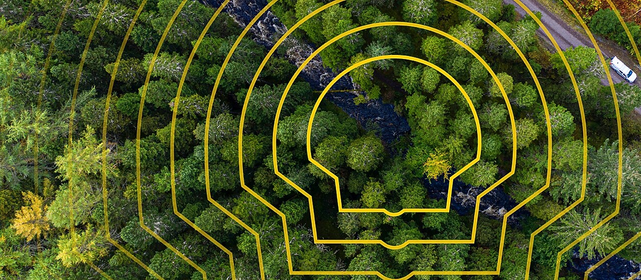 Homem segurando embalagens vazias no caminhão