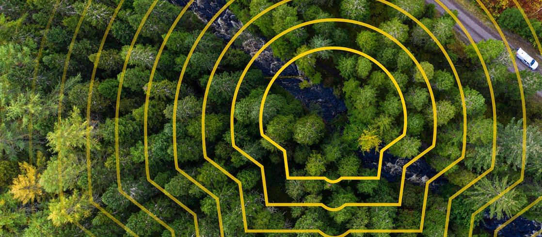 Homem segurando embalagens vazias no caminhão