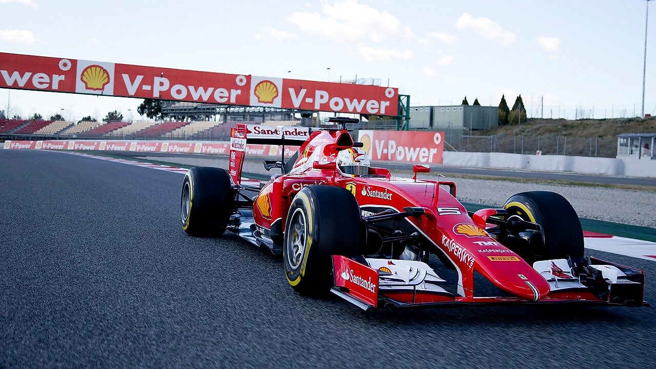 Carro da Ferrari durante a corrida, com placa de pista de Shell V-Power
