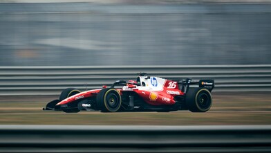 Dois carros de corrida da Ferrari numa pista de alta velocidade