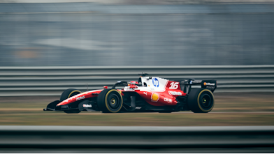 Dois carros de corrida da Ferrari numa pista de alta velocidade