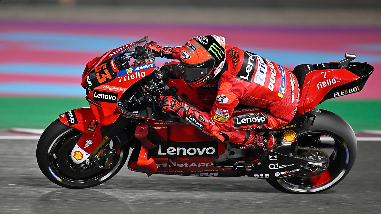 Motocicleta da equipe Ducati Corse na pista de autódromo