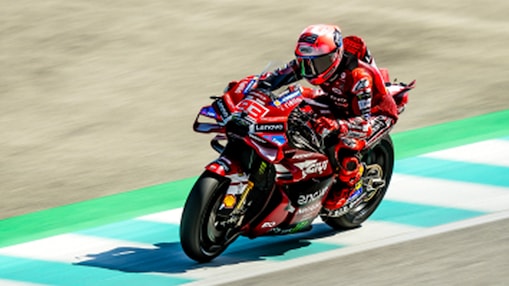 Motocicleta da equipe Ducati Corse na pista de autódromo