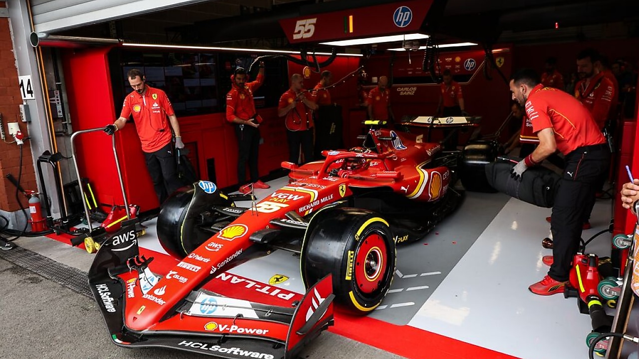 Ferrari dentro de um box