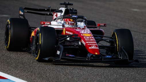 Ferrari dentro de um box