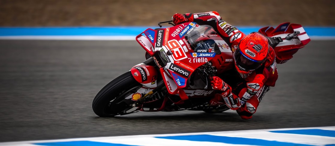 Motocicleta da equipe Ducati Corse na pista de autódromo