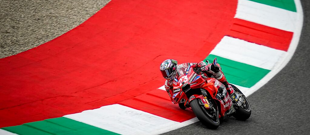Motocicleta da equipe Ducati Corse na pista de autódromo