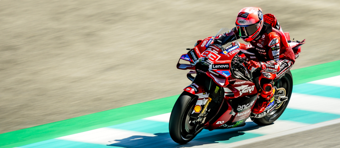 Motocicleta da equipe Ducati Corse na pista de autódromo