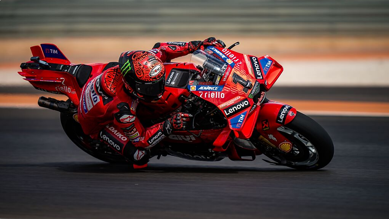 Motocicleta da equipe Ducati Corse na pista de autódromo