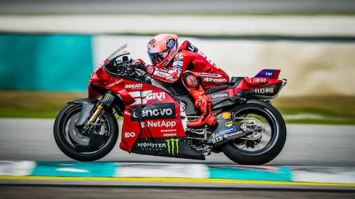 Motocicleta da equipe Ducati Corse na pista de autódromo