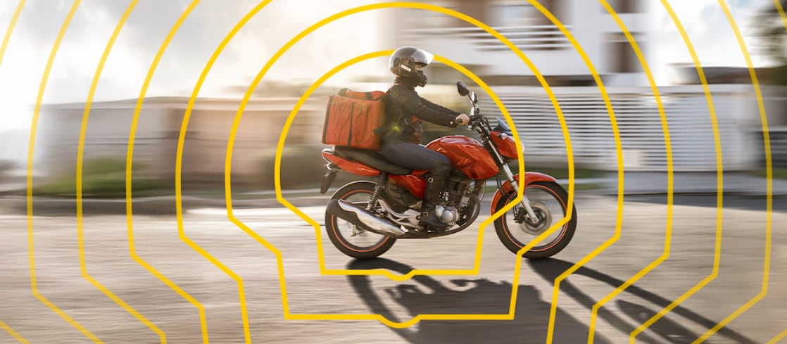 Motociclista conduzindo moto na cidade