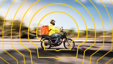 Motociclista conduzindo moto na cidade