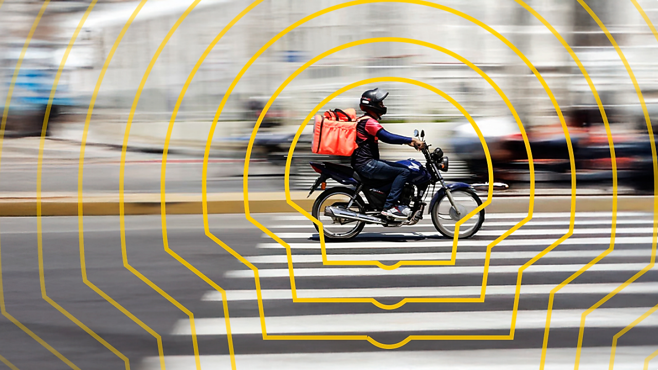 Motociclista conduzindo moto na cidade