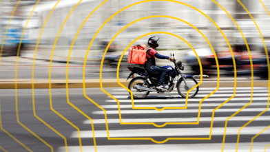 Motociclista conduzindo moto na cidade