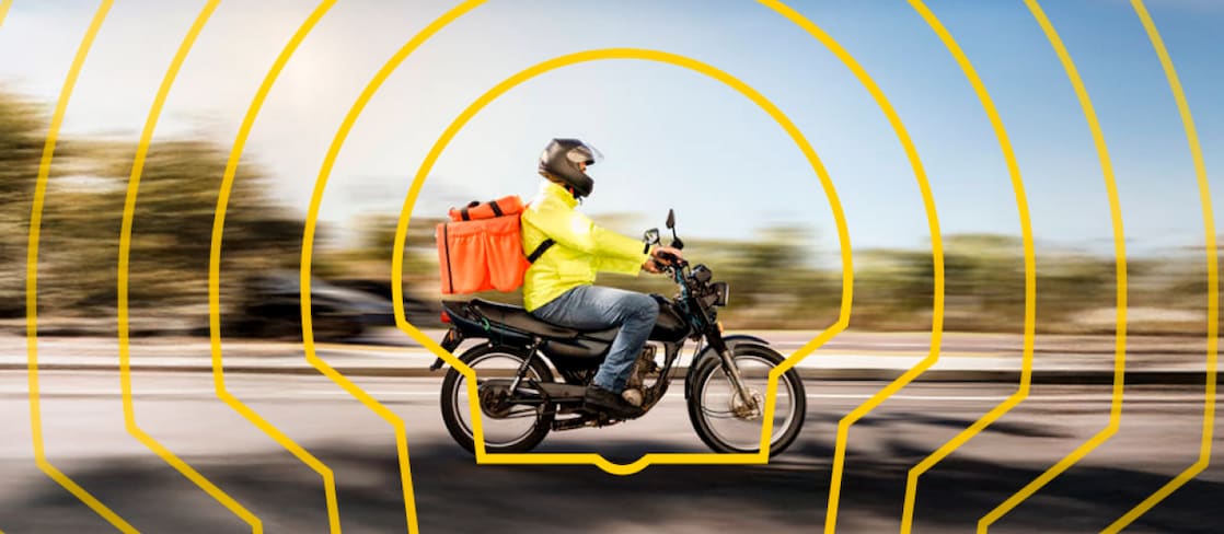 Motociclista conduzindo moto na cidade