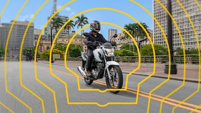 Motociclista conduzindo moto na cidade