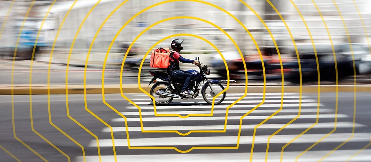 Motociclista conduzindo moto na cidade