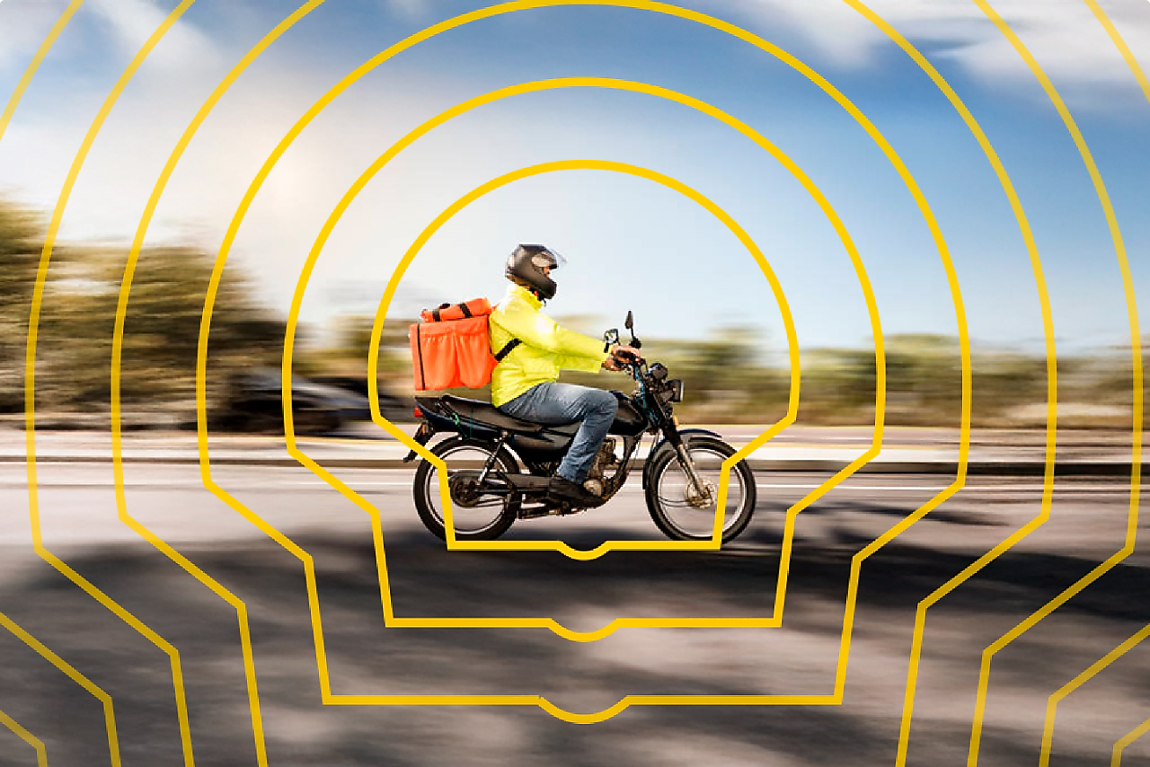 Motociclista conduzindo moto na cidade