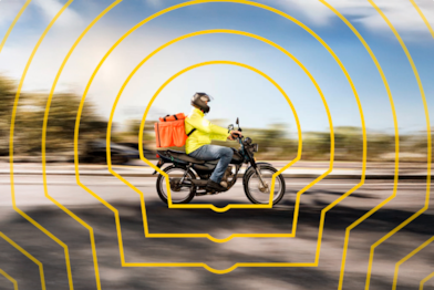 Motociclista conduzindo moto na cidade