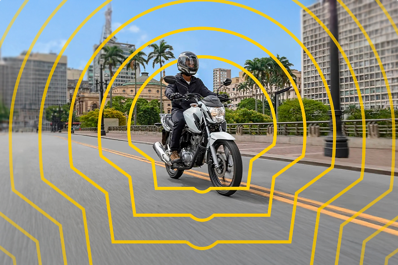 Motociclista conduzindo moto na cidade