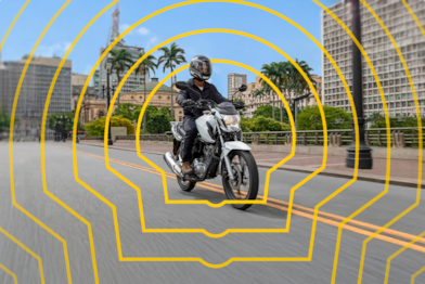 Motociclista conduzindo moto na cidade