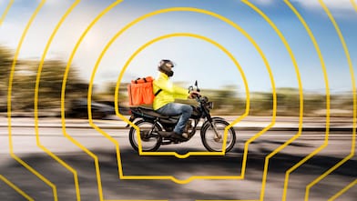 Motociclista conduzindo moto na cidade