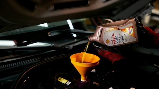 Shell Helix Ultra sendo trocado em um carro