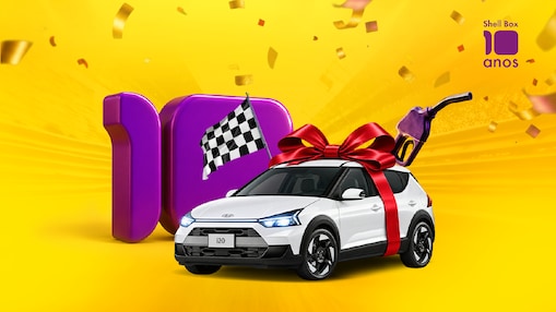 Carro, bandeira de corrida e bico de bomba de abastecimento, representando exemplos de recompensas, número 10 e logo do aniversário de 10 anos do Shell Box aplicados sobre fundo amarelo