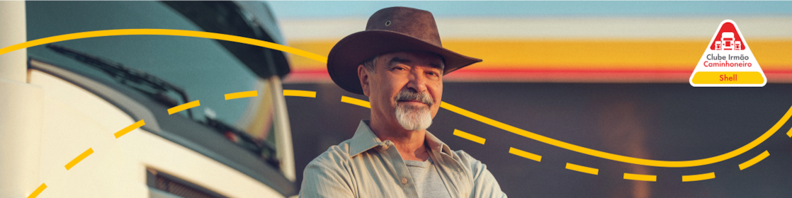 Homem de frente com estrada e caminhão ao fundo e logo do Clube aplicada sobre imagem