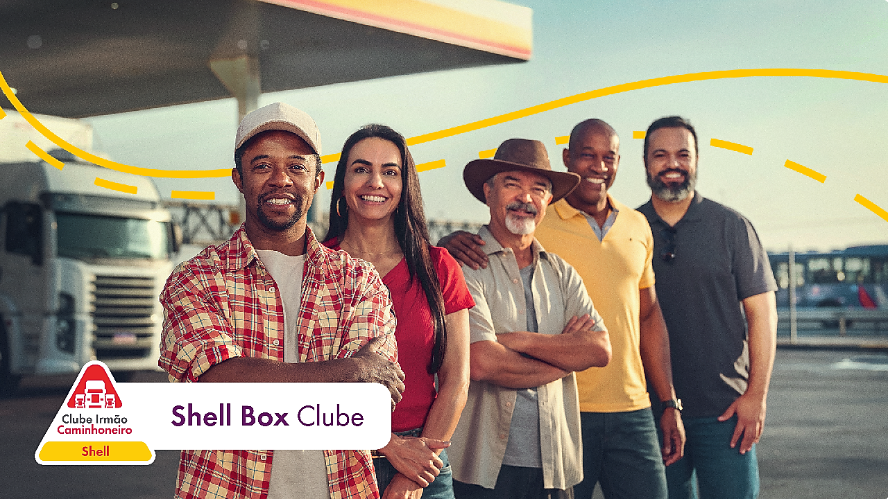 Foto de caminhoneiros e caminhoneira em um posto Shell e logo do Clube Irmão Caminhoneiro Shell e texto Shell Box Clube