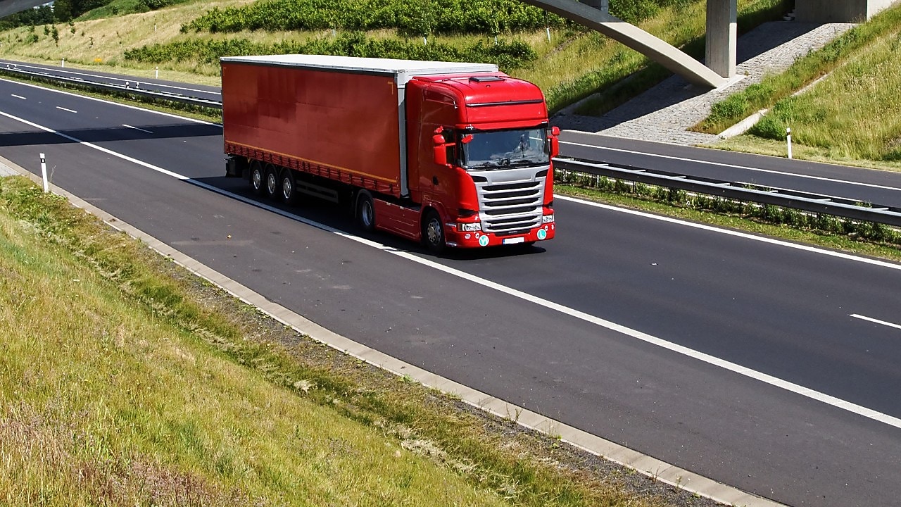 Caminhão vermelho na estrada