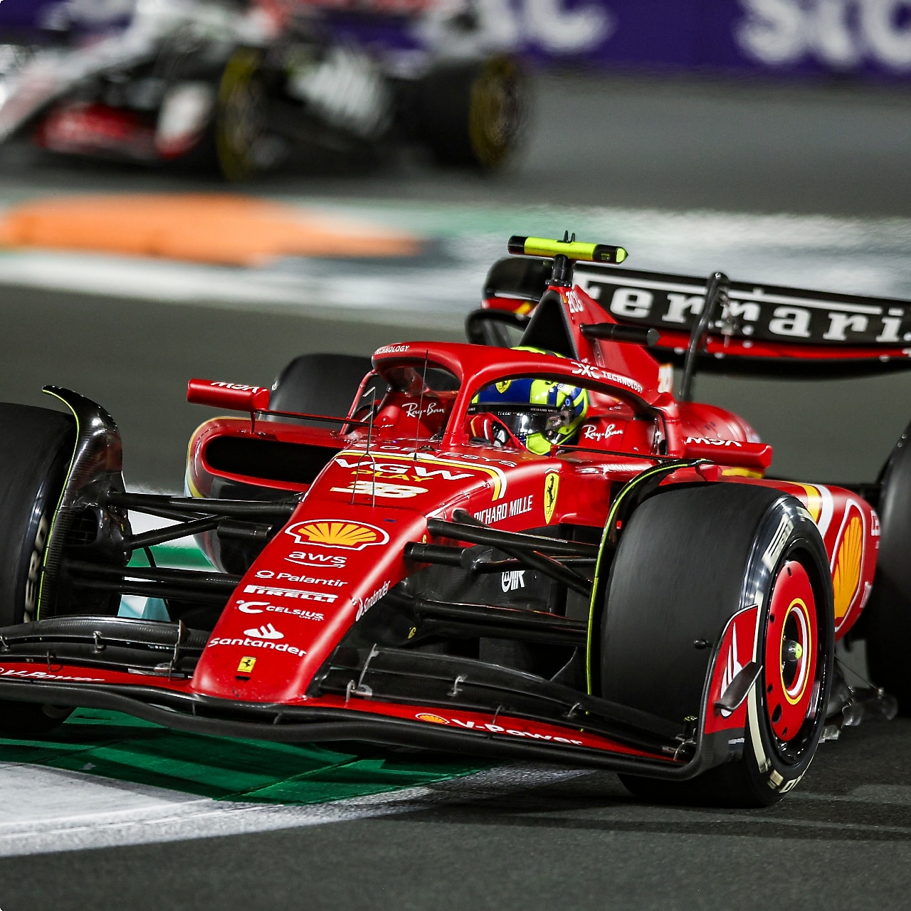 Foto do carro de Charles Leclerc, da Scuderia Ferrari, na pista