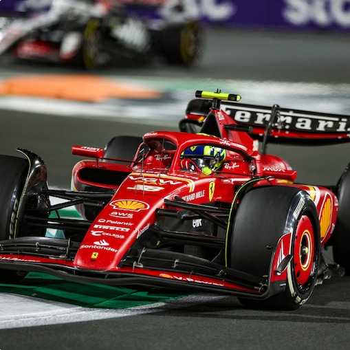 Foto do carro de Charles Leclerc, da Scuderia Ferrari, na pista