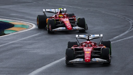 Carros da Scuderia Ferrari na pista