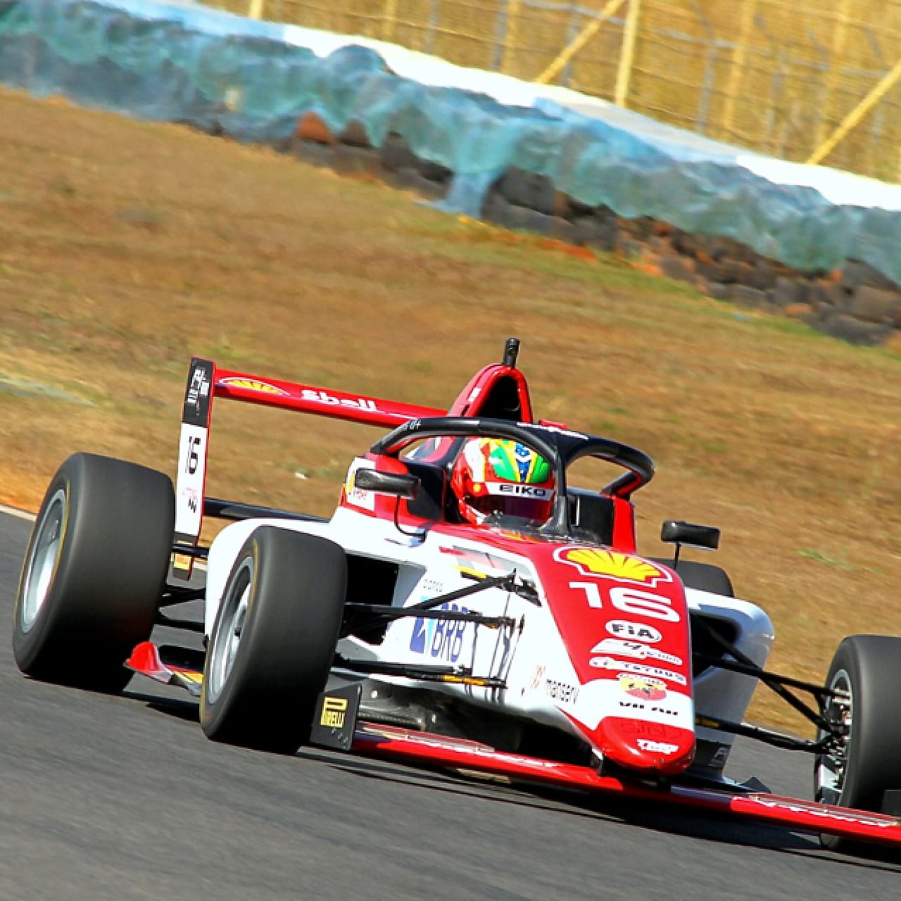 Foto do carro da pilota Aurélia Nobels em uma das etapas da Fórmula 4