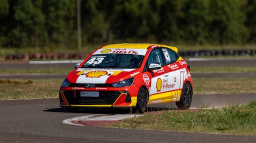 Carro de Felipe Malinowski na pista