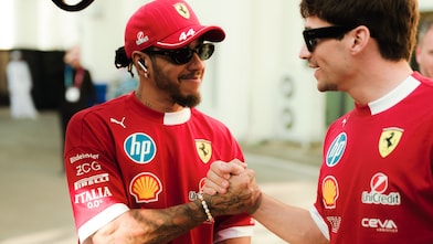Lewis Hamilton e Charles Leclerc se cumprimentando apertando as mãos