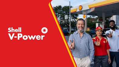 Logo de Shell V-Power aplicado sobre fundo vermelho, à esquerda, e foto de pessoas em frente a um posto Shell, à direita